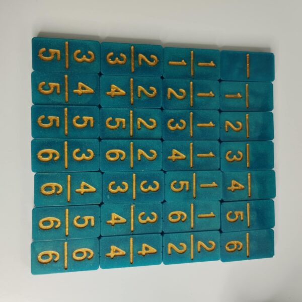 Jeu de dominos bleu-vert à chiffres dorés