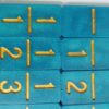 Jeu de dominos bleu-vert à chiffres dorés