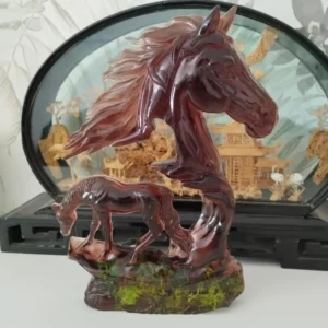 Cette décoration d'intérieur est une sculpture en relief réalisée en résine époxy, représentant deux chevaux dans un cadre naturel.