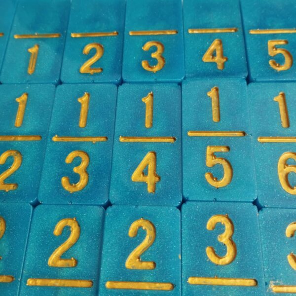 Jeu de dominos bleu-vert à chiffres dorés