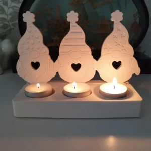 Photo d'un bougeoir en Jesmonite de 15 cm avec 3 gnomes, parfait pour une ambiance chaleureuse.