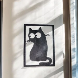 Décoration murale chat stylisé en PETG, design moderne, 21x15 cm, cadre noir, finition lisse et brillante.