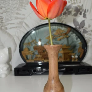 Soliflore en bois tourné de 13 cm de haut et 4.5 cm de diamètre, parfait pour une décoration intérieure élégante.