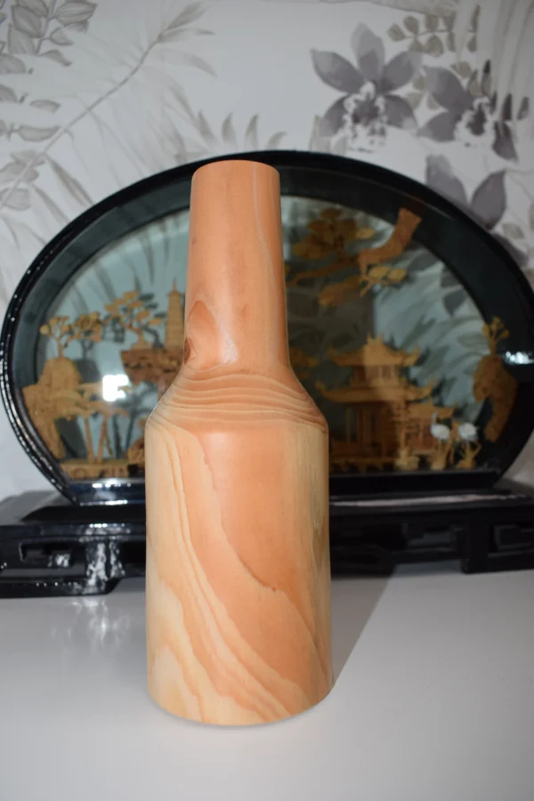 Soliflore en bois avec une fleur rouge, décoration naturelle et élégante.