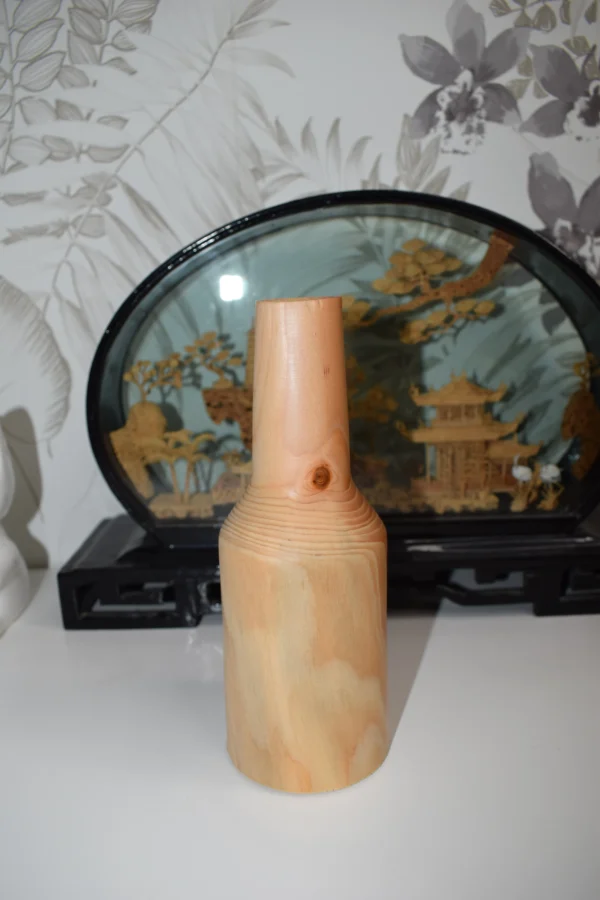 Soliflore en bois avec une fleur rouge, décoration naturelle et élégante.