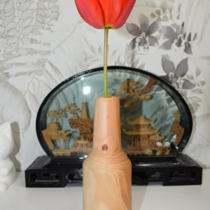 Soliflore en bois avec une fleur rouge, décoration naturelle et élégante.