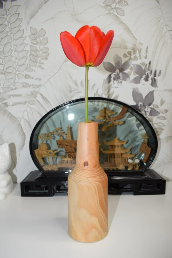 Soliflore en bois avec une fleur rouge, décoration naturelle et élégante.