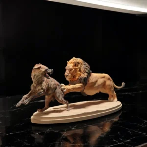 Sculpture en résine d'un combat entre un lion et une hyène, échelle 1/24, à peindre