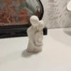Statuette en Jesmonite représentant un couple enlacé, symbole d'amour et de tendresse, 12 cm de hauteur.