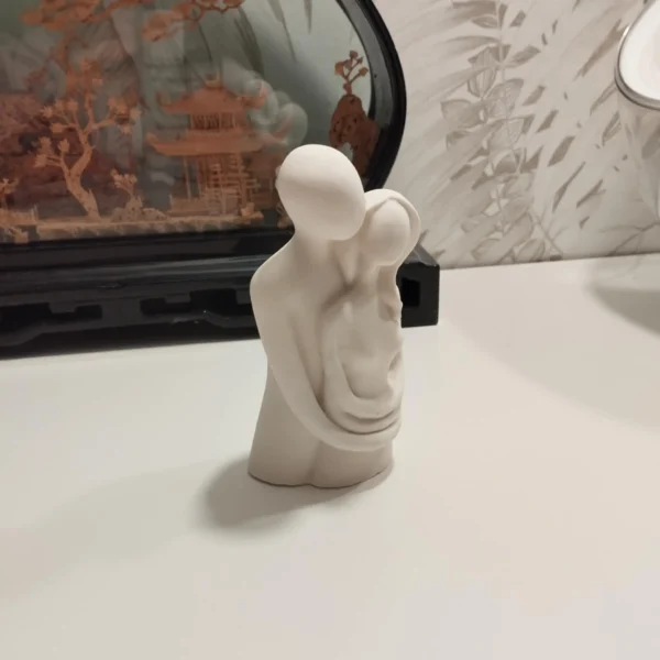Statuette en Jesmonite représentant un couple enlacé, symbole d'amour et de tendresse, 12 cm de hauteur.