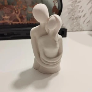 Statuette en Jesmonite représentant un couple enlacé, symbole d'amour et de tendresse, 12 cm de hauteur.