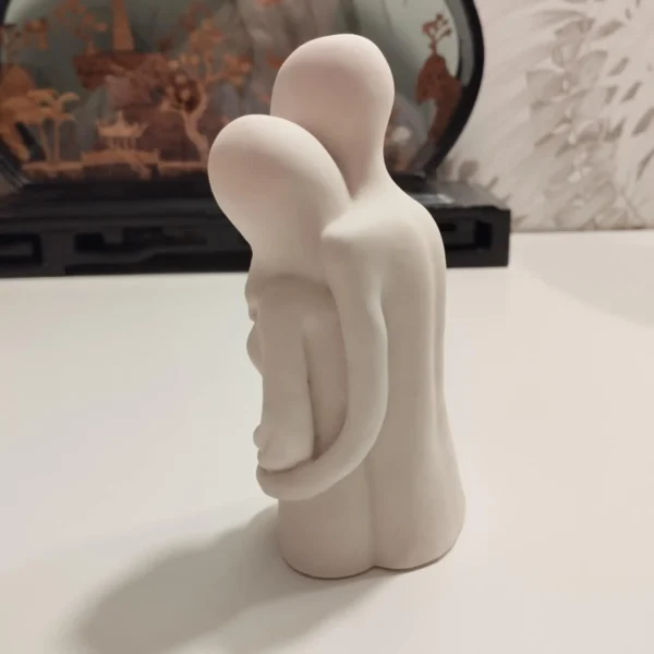 Statuette en Jesmonite représentant un couple enlacé, symbole d'amour et de tendresse, 12 cm de hauteur.