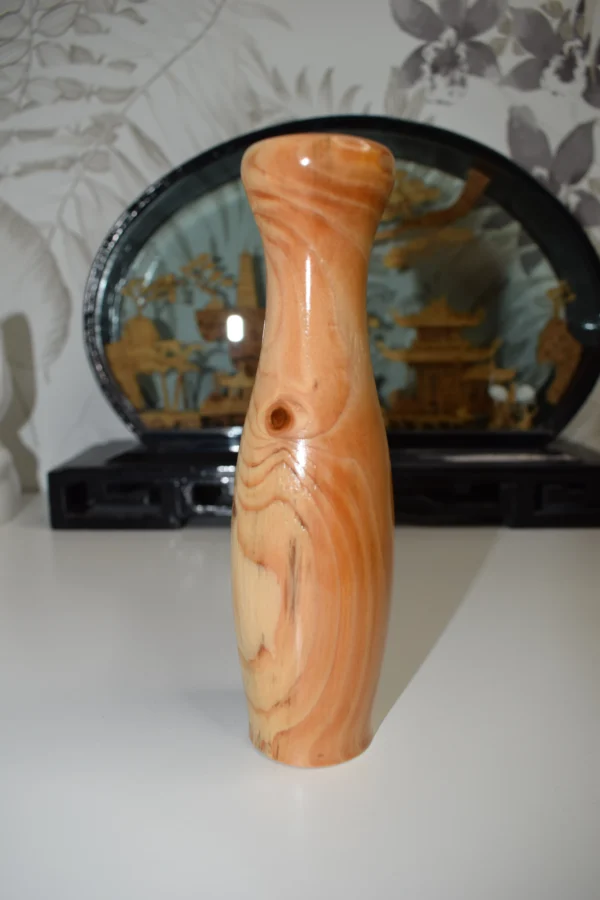 Vase soliflore en bois tourné de 15 cm de haut, finition brillante.