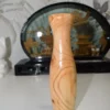 Vase soliflore en bois tourné de 15 cm de haut, finition brillante.