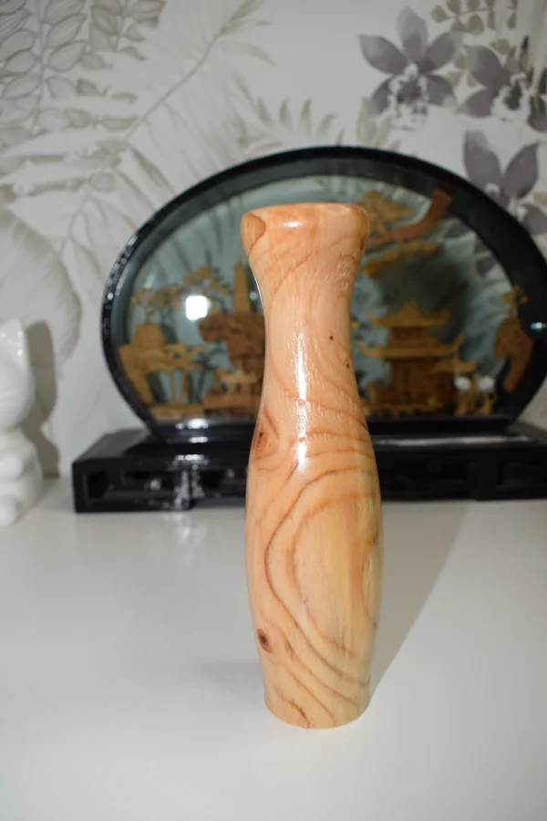 Vase soliflore en bois tourné de 15 cm de haut, finition brillante.