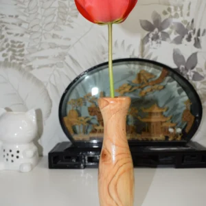 Vase soliflore en bois tourné de 15 cm de haut, finition brillante.