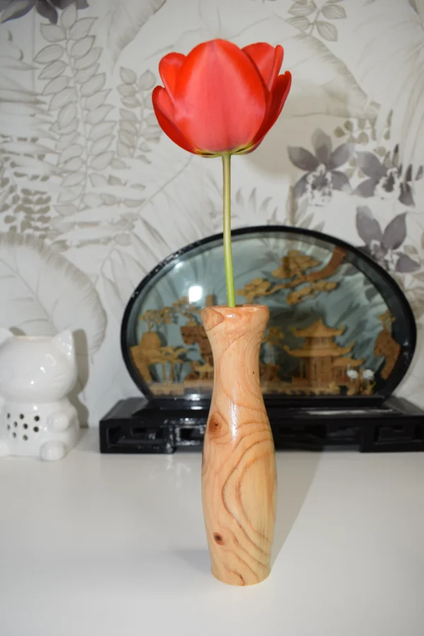 Vase soliflore en bois tourné de 15 cm de haut, finition brillante.