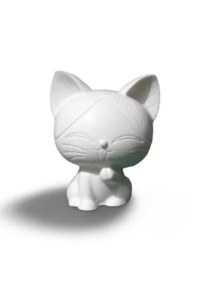 Une délicate figurine chat à peindre en jesmonite d'un blanc mat pur, posée doucement sur une étagère en bois clair.