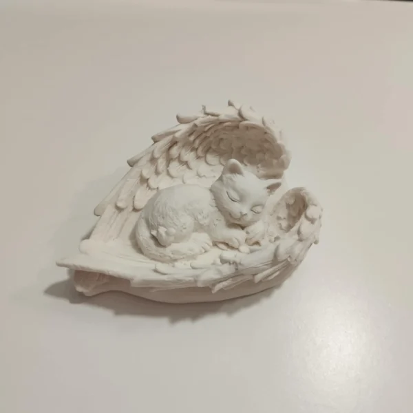 Figurine en jesmonite, 8x10x4 cm, ange avec chat dormant, design élégant et charmant.