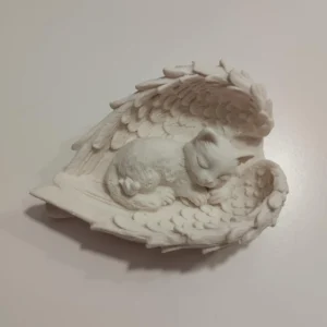 Figurine en jesmonite, 8x10x4 cm, ange avec chat dormant, design élégant et charmant.