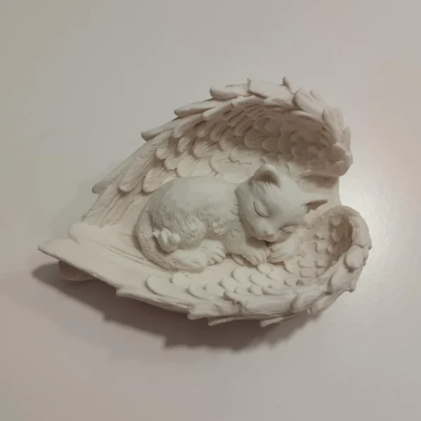 Figurine en jesmonite, 8x10x4 cm, ange avec chat dormant, design élégant et charmant.