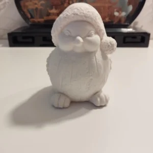 Statuette en jesmonite, 12x9 cm, oiseau avec bonnet et écharpe, design élégant et charmant.