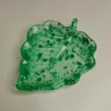 Vide-poche en forme de feuille avec couleur verte et paillettes vertes, parfait pour ranger des petits objets.