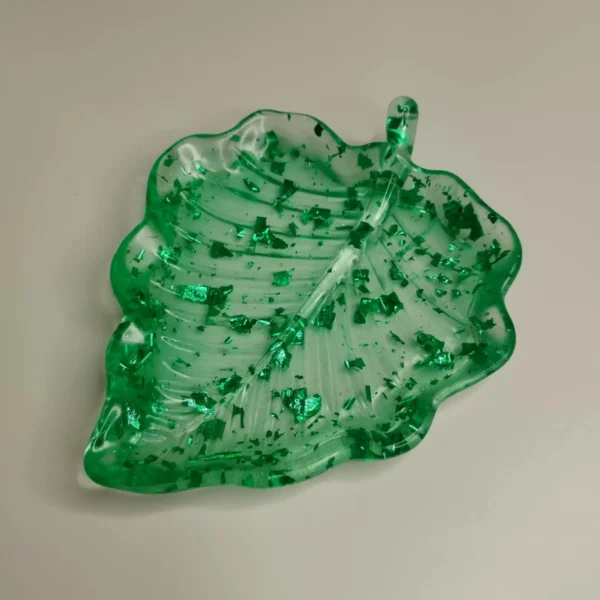 Vide-poche en forme de feuille avec couleur verte et paillettes vertes, parfait pour ranger des petits objets.