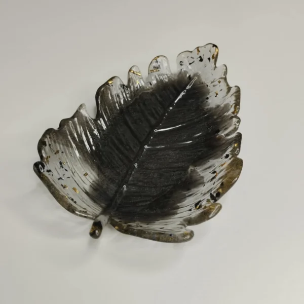 Vide-poche en forme de fleur avec couleurs noires et transparentes, parfait pour ranger des petits objets.