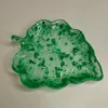 Vide-poche en forme de feuille avec couleur verte et paillettes vertes, parfait pour ranger des petits objets.