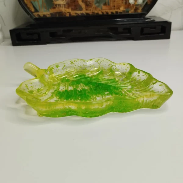 Vide-poche en résine époxy, design naturel et décoratif, idéal pour ajouter une touche de couleur et de texture à un espace.