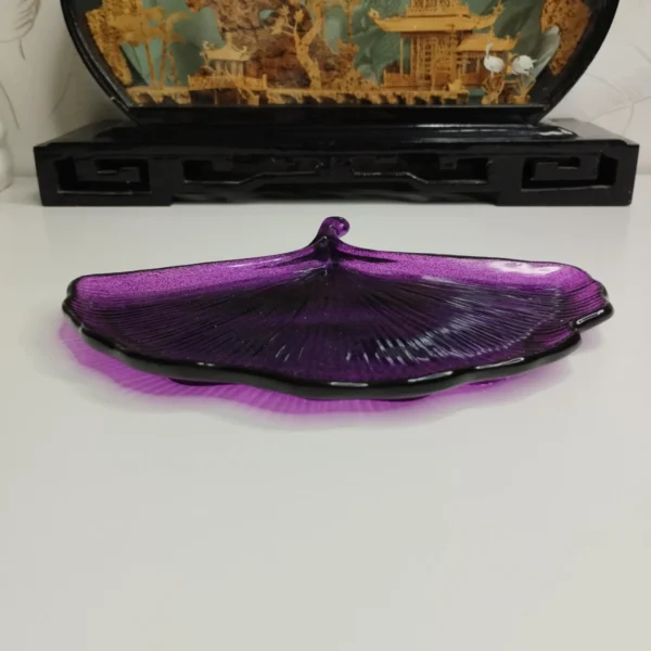 Vide-poche en forme de feuille avec couleur violette, parfait pour ranger des petits objets.