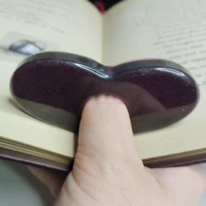 Bague de lecture en forme de cœur couleur violet foncé, parfaite pour les amateurs de lecture.