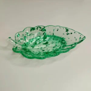 Vide-poche en forme de feuille avec détails sculptés pour les nervures et les bords, pour une touche décorative et naturelle.