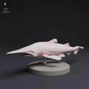 Vue de profil d'une figurine requin gobelin à peindre en résine, montrant son corps élancé et ses nageoires finement sculptées.