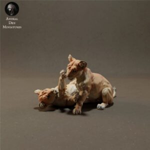 Figurine à peindre représentant deux lionceaux en train de jouer à l'échelle 1/24, parfaite pour les projets artistiques et les dioramas.