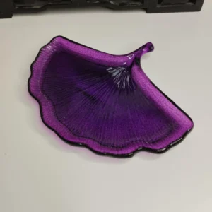 Vide-poche en forme de feuille avec couleur violette, parfait pour ranger des petits objets.