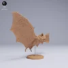 Maquette chauve-souris échelle réelle posée délicatement sur son socle circulaire discret, offrant une belle illusion de vol stationnaire.