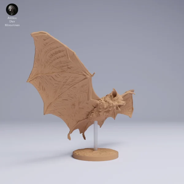 Maquette chauve-souris échelle réelle posée délicatement sur son socle circulaire discret, offrant une belle illusion de vol stationnaire.