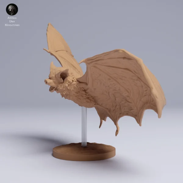 Gros plan sur les veines texturées des ailes déployées d'une miniature d'animal nocturne réaliste, idéale pour mettre en valeur les techniques de brossage à sec.