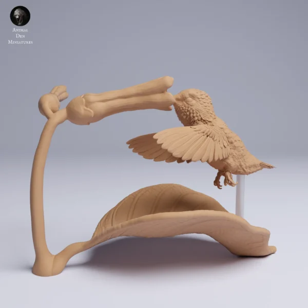 Colibri (3) Figurine détaillée d'un colibri sur une fleur stylisée, 50mm x 73mm, parfaite pour dioramas et modélisme.