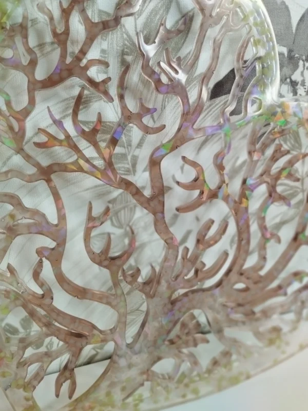 Décoration en résine époxy en forme de cœur avec arbre de vie et pierres phosphorescentes, idéale pour une ambiance lumineuse et artistique.