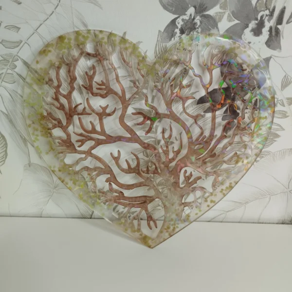 Décoration en résine époxy en forme de cœur avec arbre de vie et pierres phosphorescentes, idéale pour une ambiance lumineuse et artistique.