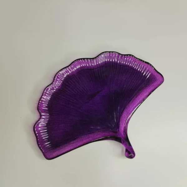 Vide-poche en forme de feuille avec couleur violette, parfait pour ranger des petits objets.