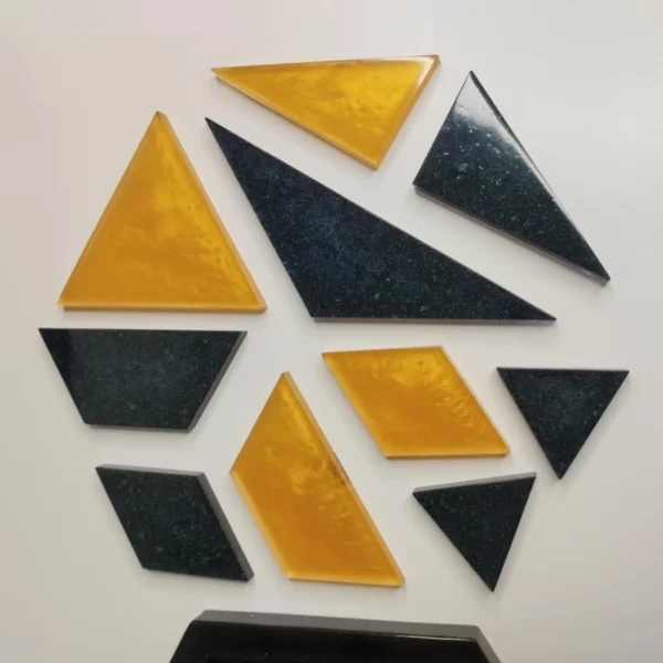Casse-tête en résine époxy avec 10 formes triangulaires à insérer dans un hexagone de 8 cm de côté, parfait pour les amateurs de puzzles.