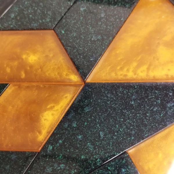 Casse-tête en résine époxy avec 10 formes triangulaires à insérer dans un hexagone de 8 cm de côté, parfait pour les amateurs de puzzles.