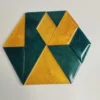 Casse-tête en résine époxy avec 10 formes triangulaires à insérer dans un hexagone de 8 cm de côté, parfait pour les amateurs de puzzles.