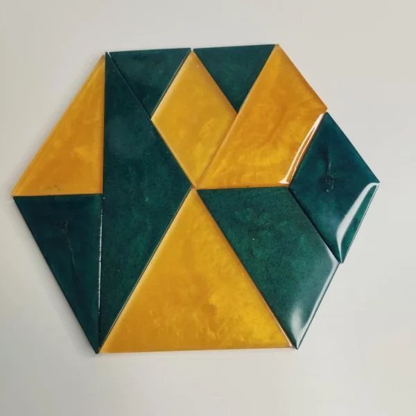 Casse-tête en résine époxy avec 10 formes triangulaires à insérer dans un hexagone de 8 cm de côté, parfait pour les amateurs de puzzles.