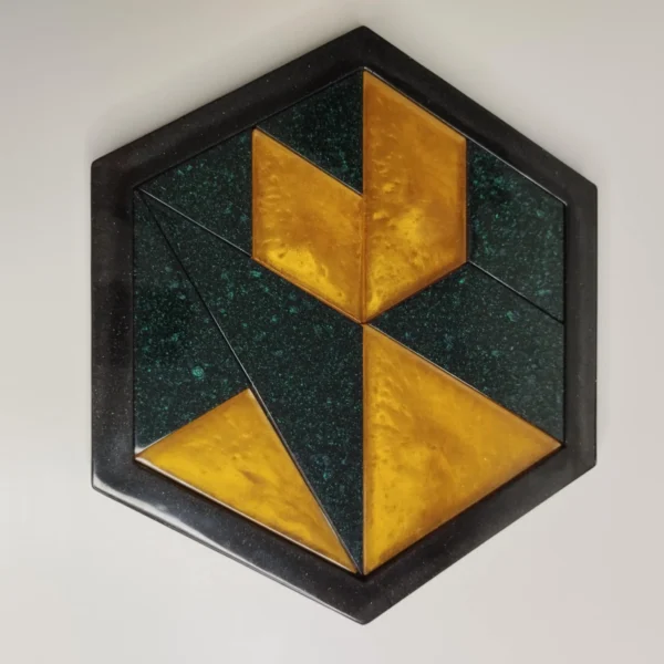 Casse-tête en résine époxy avec 10 formes triangulaires à insérer dans un hexagone de 8 cm de côté, parfait pour les amateurs de puzzles.