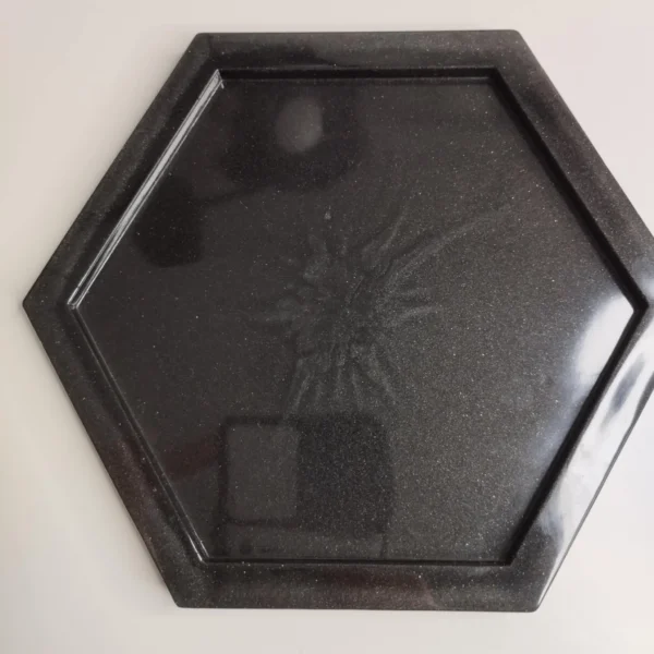 Casse-tête en résine époxy avec 10 formes triangulaires à insérer dans un hexagone de 8 cm de côté, parfait pour les amateurs de puzzles.